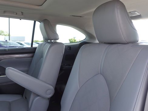 Used 2022 Toyota Highlander Platinum image 21