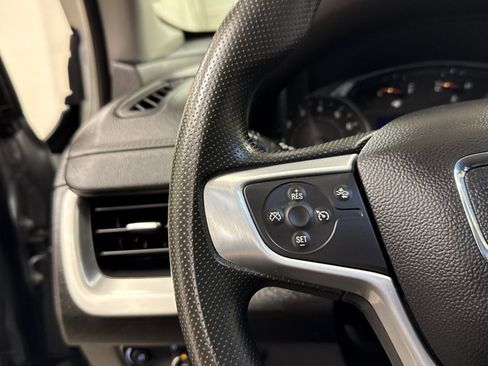 Used 2024 GMC Terrain SLE image 9
