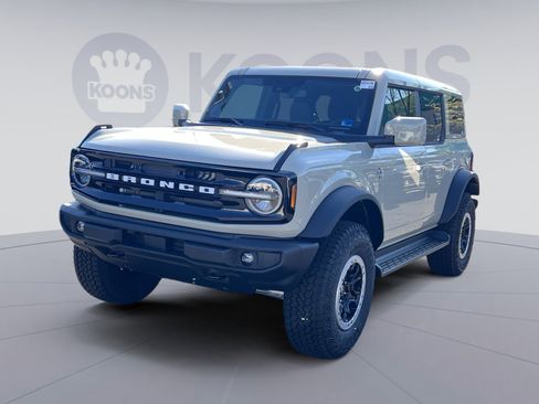 New 2025 Ford Bronco Outer Banks w/ Sasquatch Package AWD/4WD image 1