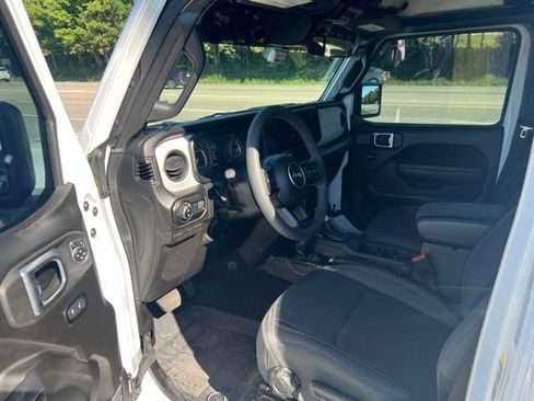 Used 2024 Jeep Gladiator Sport AWD/4WD image 7