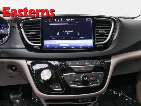 Used 2023 Chrysler Pacifica Touring-L FWD image 12