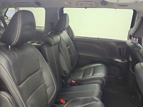 Used 2018 Toyota Sienna SE Premium image 24