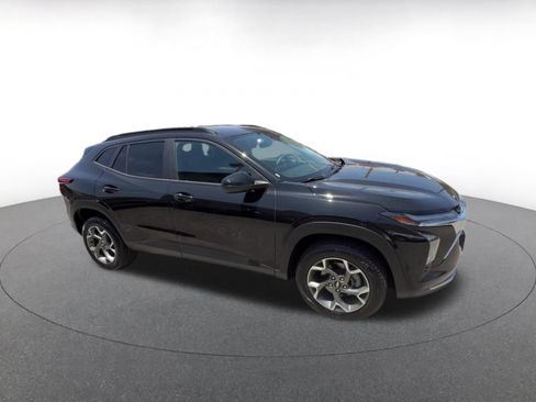 Used 2025 Chevrolet Trax LT FWD image 2