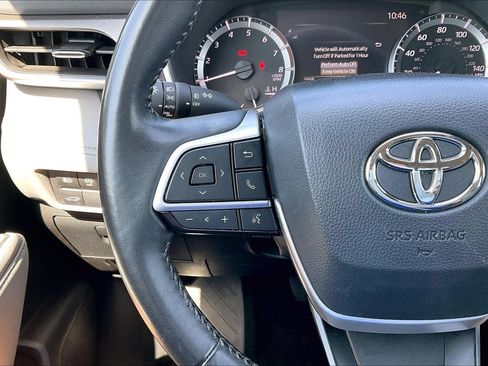 Used 2024 Toyota Highlander XLE AWD/4WD image 11