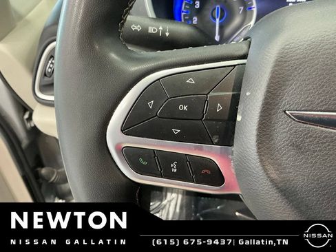 Used 2023 Chrysler Pacifica Touring-L FWD image 32