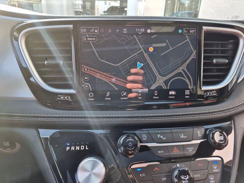 Used 2025 Chrysler Pacifica Limited FWD image 19