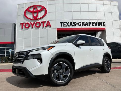 Used 2025 Nissan Rogue SV image 2