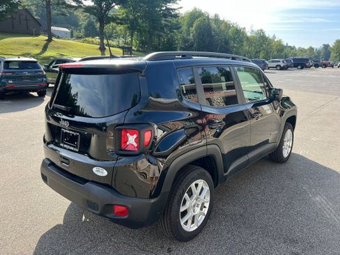 Used 2023 Jeep Renegade Latitude w/ Premium Group AWD/4WD image 5