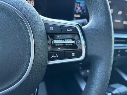 Used 2025 Kia Sorento LX image 16