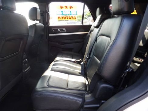 Used 2017 Ford Explorer XLT w/ Equipment Group 202A AWD/4WD image 9