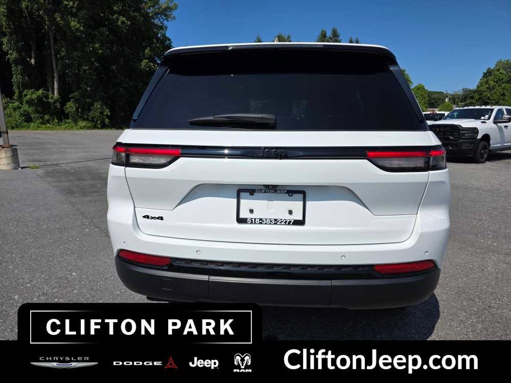 Used 2023 Jeep Grand Cherokee Laredo AWD/4WD image 5