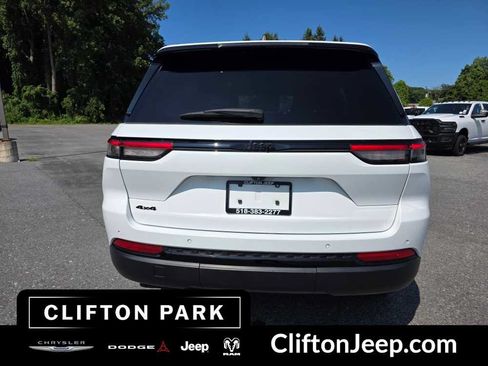 Used 2023 Jeep Grand Cherokee Altitude AWD/4WD image 5