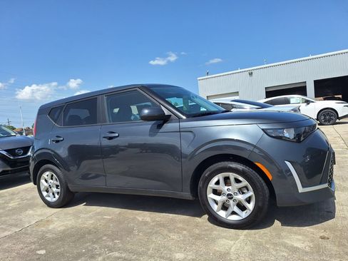 Used 2025 Kia Soul LX w/ LX Technology Package FWD image 3