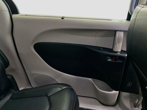 Used 2024 Chrysler Pacifica Touring-L image 26