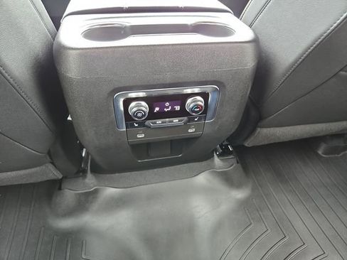 Used 2023 GMC Yukon SLT w/ SLT Premium Package AWD/4WD image 11