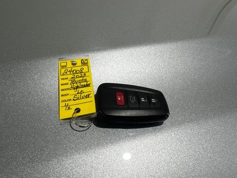 Used 2023 Toyota Highlander LE AWD/4WD image 45