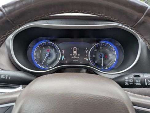 Used 2021 Chrysler Pacifica Touring-L FWD image 28