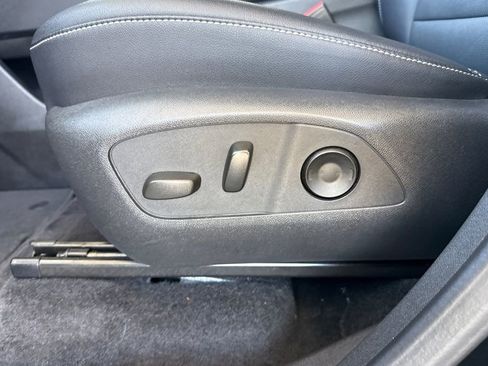 Used 2025 Chevrolet Traverse LT FWD image 19