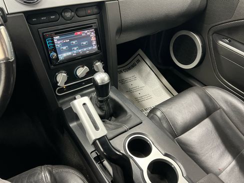 Used 2005 Ford Mustang Deluxe image 4