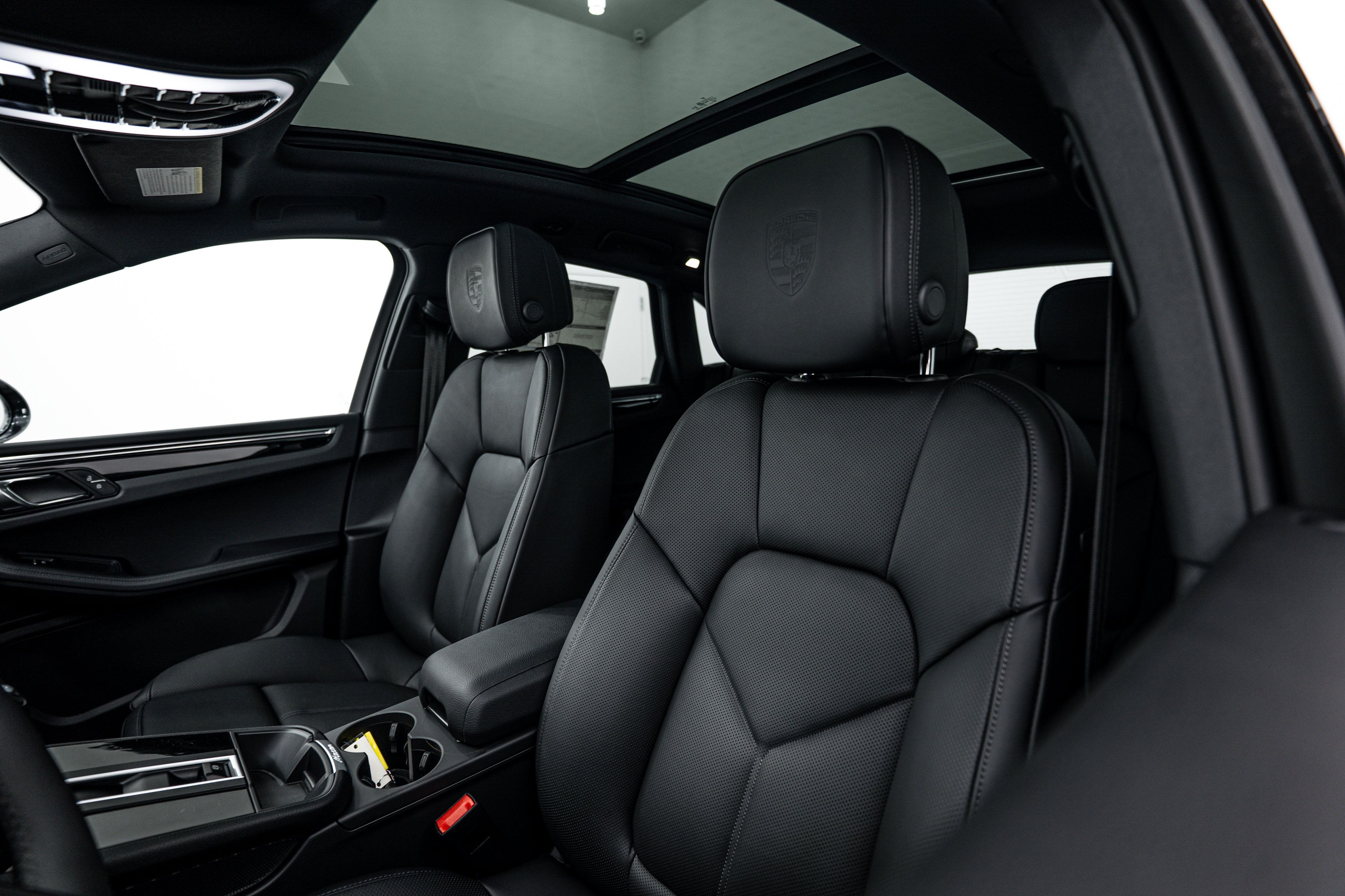 Certified 2026 Porsche Macan AWD/4WD image 18