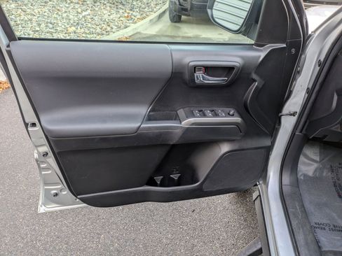 Used 2022 Toyota Tacoma TRD Off-Road w/ Technology Package image 12