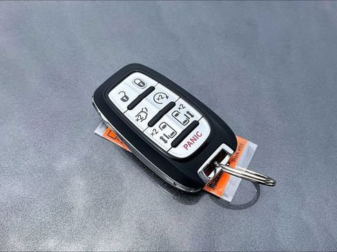 Used 2022 Chrysler Pacifica Limited w/ Uconnect Theater Family Group FWD image 10