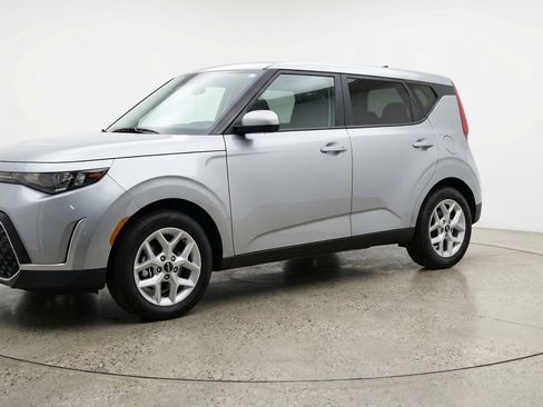 Used 2025 Kia Soul LX w/ LX Technology Package FWD image 3