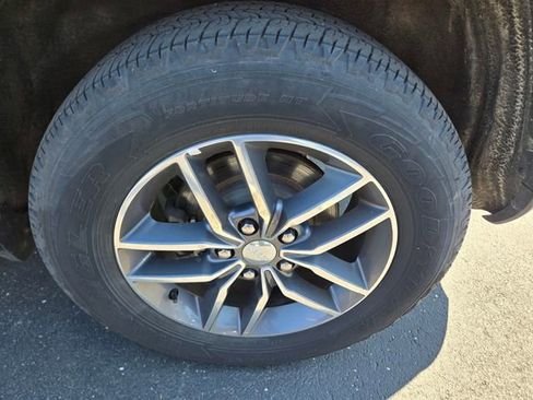 Used 2017 Jeep Grand Cherokee Limited image 47