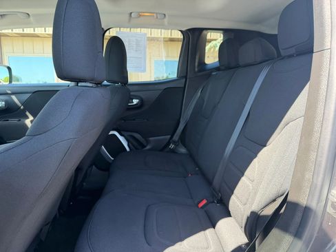 Used 2018 Jeep Renegade Latitude FWD image 20