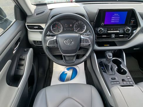 Used 2024 Toyota Highlander XLE AWD/4WD image 17