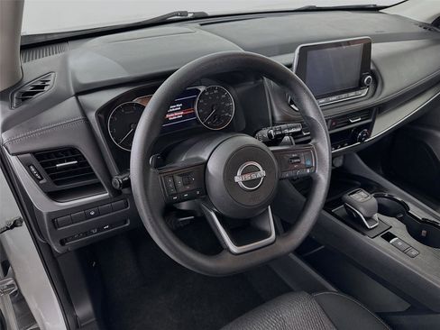 Used 2024 Nissan Rogue SV image 9