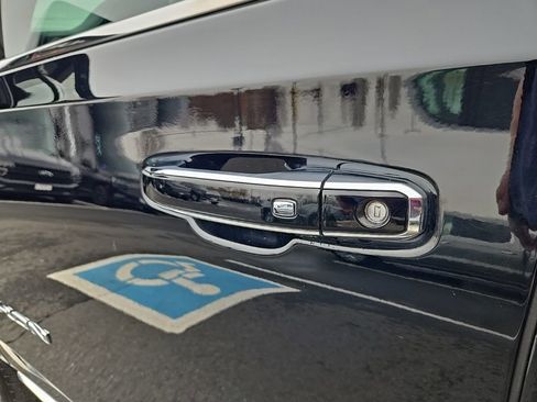 Used 2023 GMC Yukon SLT w/ SLT Premium Package image 10