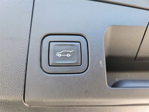 Used 2024 Cadillac XT4 Premium Luxury image 10