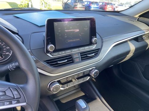 Used 2025 Nissan Altima 2.5 SV FWD image 39
