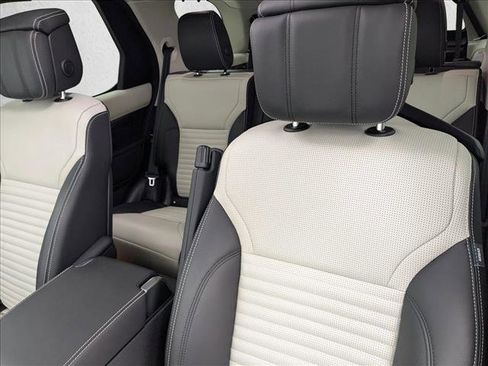 Used 2025 Land Rover Discovery Metropolitan Edition image 10