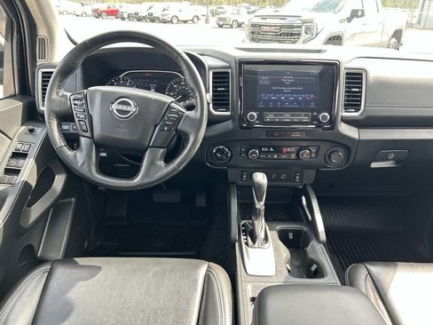 Used 2022 Nissan Frontier SV w/ SV Premium Package image 18