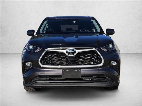 Certified 2022 Toyota Highlander LE image 2