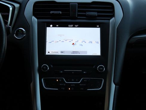 Used 2017 Ford Fusion SE w/ Fusion SE Technology Package image 39