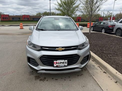 Used 2020 Chevrolet Trax LT w/ LT Convenience Package FWD image 3