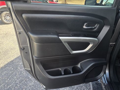 Used 2018 Nissan Titan SV image 12