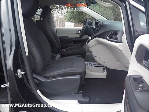 Used 2017 Chrysler Pacifica Touring image 28