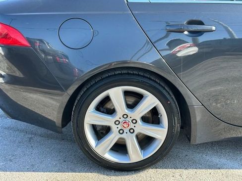 Used 2019 Jaguar XE Premium image 9