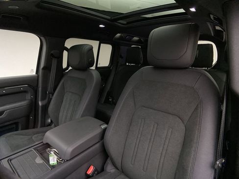 Used 2023 Land Rover Defender 90 X-Dynamic SE image 7
