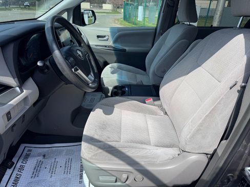 Used 2016 Toyota Sienna LE image 13