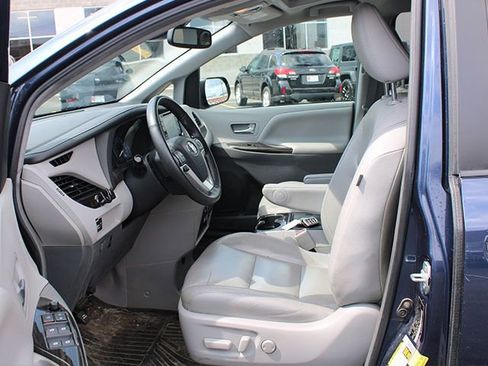 Used 2018 Toyota Sienna XLE FWD image 10