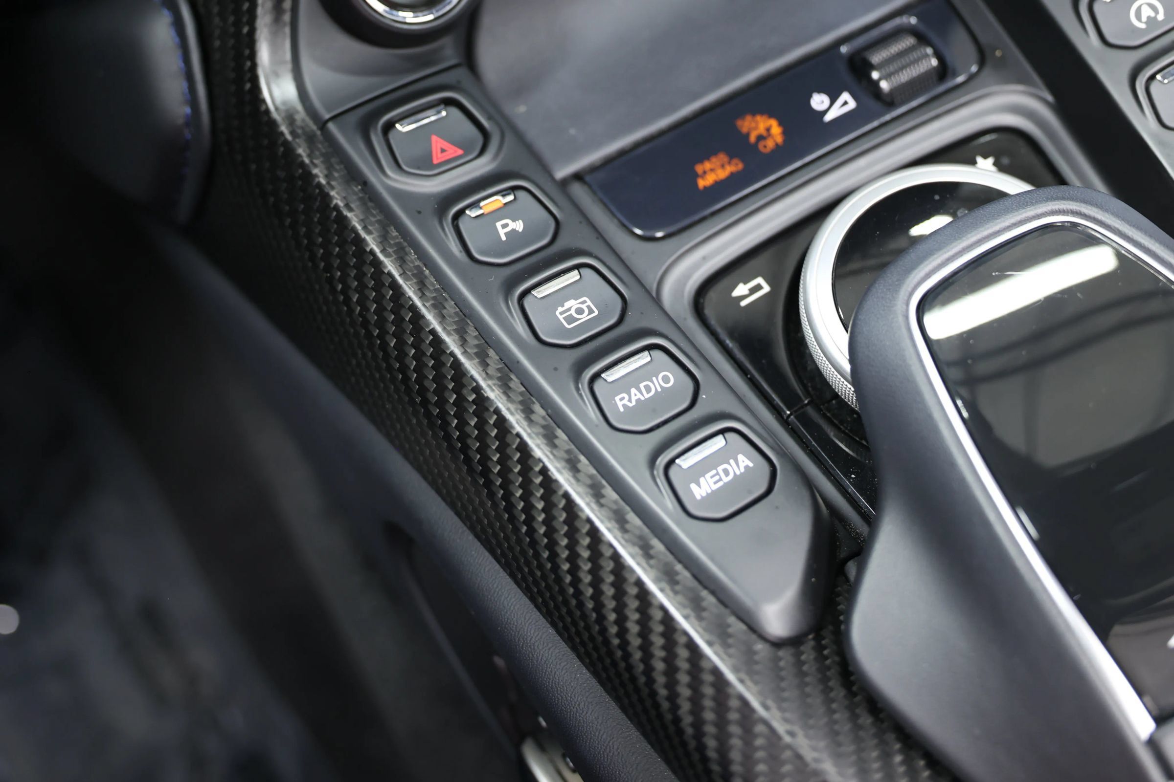 Used 2023 Aston Martin V8 Vantage Roadster RWD image 40
