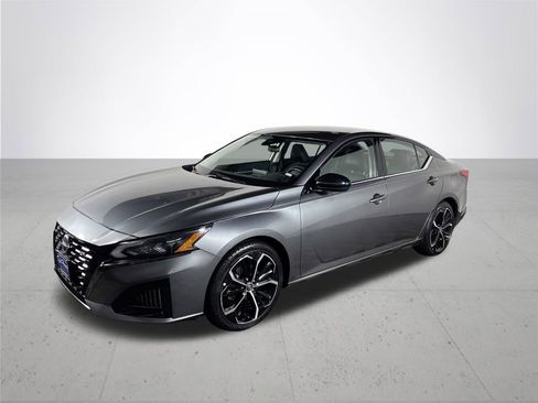 Used 2023 Nissan Altima 2.5 SR image 2