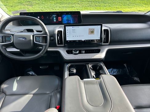 Certified 2025 Ford Expedition Active AWD/4WD image 3