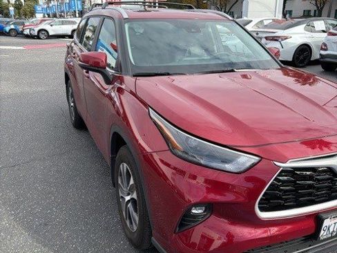 Used 2023 Toyota Highlander XLE image 3