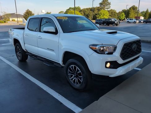 Used 2022 Toyota Tacoma TRD Sport w/ Technology Package image 8